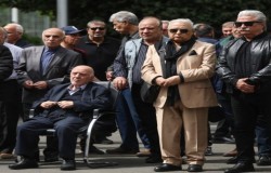تشییع زنده یاد فرامرز ظلّی _ محمد رضا تهرانی موسس و رئیس هیات مدیره جمعیّت حامیان هواداران فوتبال در مراسم حضور داشت