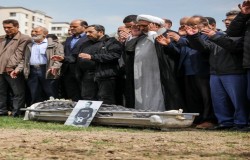 تشییع زنده یاد فرامرز ظلّی _ محمد رضا تهرانی موسس و رئیس هیات مدیره جمعیّت حامیان هواداران فوتبال در مراسم حضور داشت